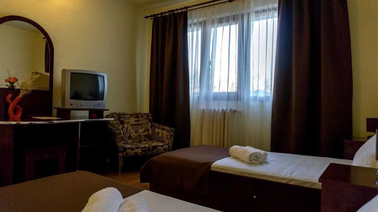 Отель Hotel Dacor Орэштие